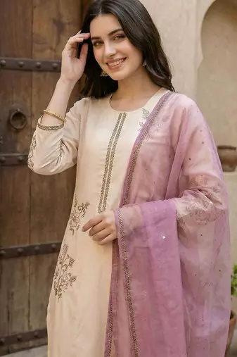 Women Floral Embroidered Regular Thread Work Kurta with Trousers & With Dupatta