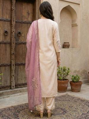Women Floral Embroidered Regular Thread Work Kurta with Trousers & With Dupatta 4