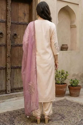 Women Floral Embroidered Regular Thread Work Kurta with Trousers & With Dupatta