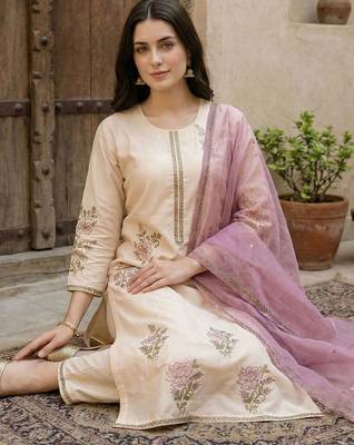 Women Floral Embroidered Regular Thread Work Kurta with Trousers & With Dupatta 5