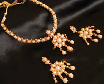 Beautiful Pearl Necklace With Earrings 1