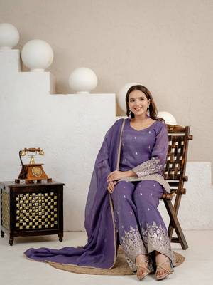 Women's lavender embroidered kurta palazzo set with dupatta 3