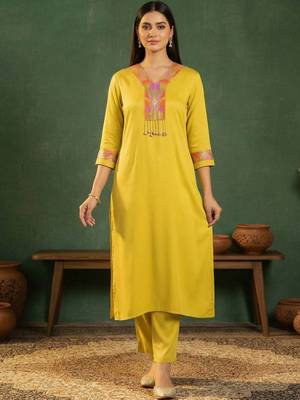 Women Ethnic Motifs Embroidered Regular Thread Work Kurta with Trousers 1