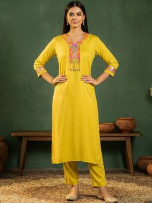 Women Ethnic Motifs Embroidered Regular Thread Work Kurta with Trousers 3