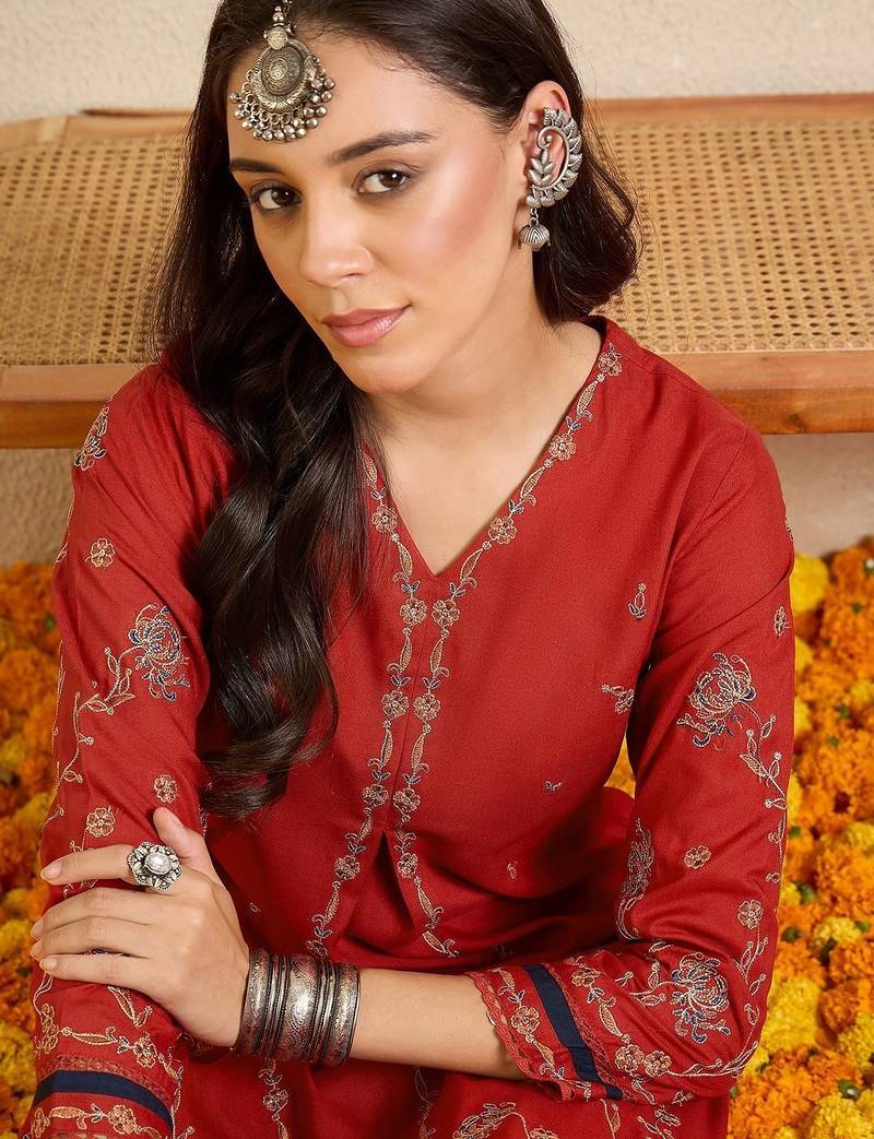 Women Ethnic Motifs Embroidered Regular Thread Work Kurta with Trousers