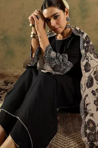 Women Floral Regular Thread Work Kurta with Trousers & With Dupatta