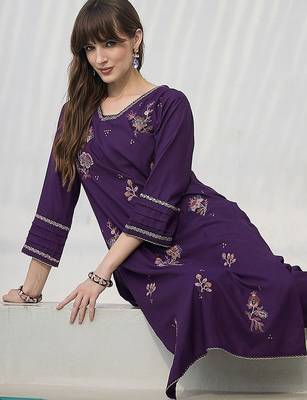 Women Floral Embroidered Regular Thread Work Kurta with Trousers 2