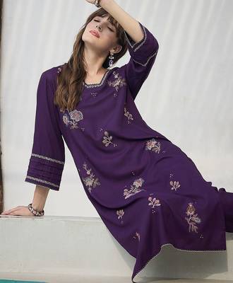 Women Floral Embroidered Regular Thread Work Kurta with Trousers 3