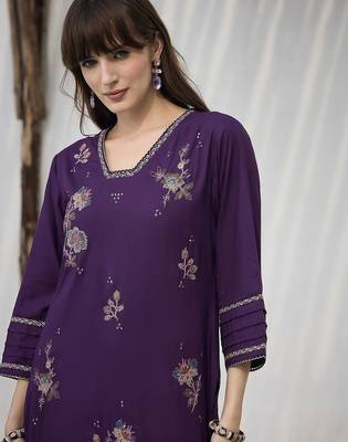 Women Floral Embroidered Regular Thread Work Kurta with Trousers 5