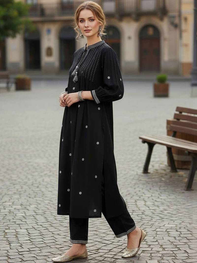 Women Ethnic Motifs Embroidered Regular Thread Work Kurta with Trousers