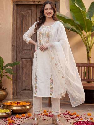 Women Floral Embroidered Regular Thread Work Kurta with Trousers & With Dupatta 1
