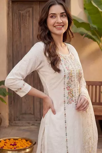 Women Floral Embroidered Regular Thread Work Kurta with Trousers & With Dupatta
