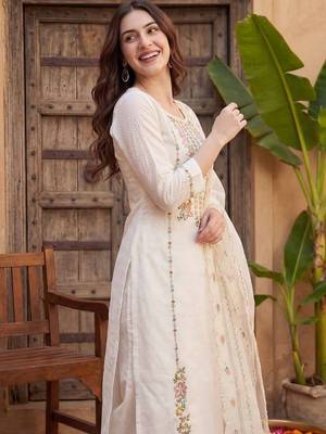 Women Floral Embroidered Regular Thread Work Kurta with Trousers & With Dupatta 3