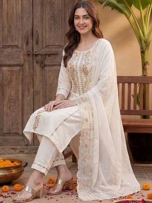 Women Floral Embroidered Regular Thread Work Kurta with Trousers & With Dupatta 5