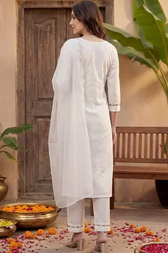 Women Floral Embroidered Regular Thread Work Kurta with Trousers & With Dupatta