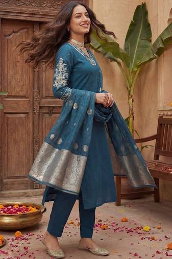 Women Ethnic Motifs Embroidered Regular Kurta with Trousers & With Dupatta