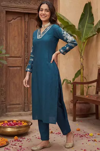 Women Ethnic Motifs Embroidered Regular Kurta with Trousers & With Dupatta
