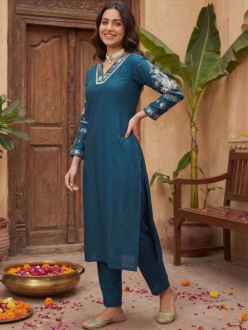 Women Ethnic Motifs Embroidered Regular Kurta with Trousers & With Dupatta