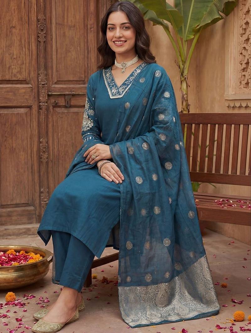 Women Ethnic Motifs Embroidered Regular Kurta with Trousers & With Dupatta