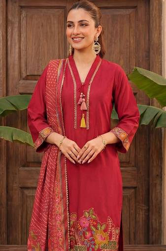 Women Ethnic Motifs Printed Regular Thread Work Kurta with Trousers & With Dupatta