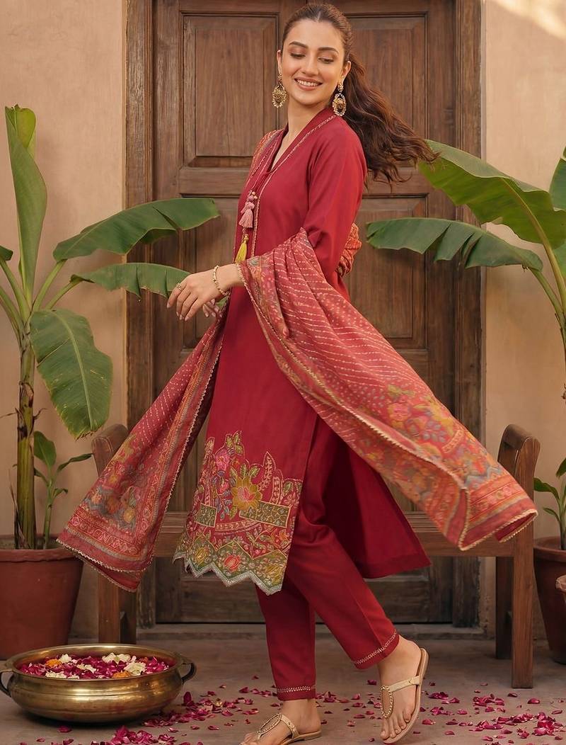 Women Ethnic Motifs Printed Regular Thread Work Kurta with Trousers & With Dupatta