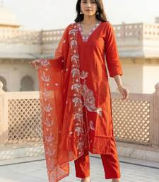 Women Regular Thread Work Kurta with Trousers & With Dupatta