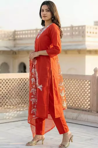 Women Regular Thread Work Kurta with Trousers & With Dupatta