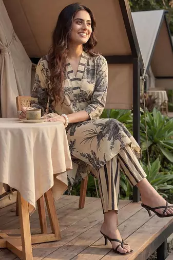 Women Ethnic Motifs Printed Regular Linen Kurta with Trousers