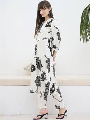 Women Floral Printed Regular Kurta with Trousers 5