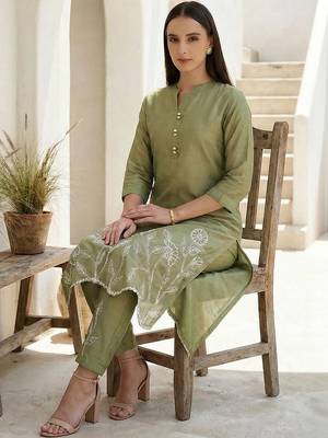 Women Floral Embroidered Regular Thread Work Kurta with Trousers 1