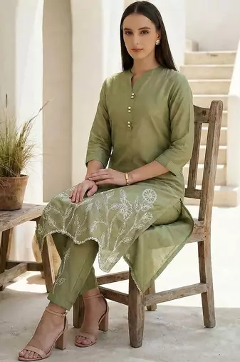 Women Floral Embroidered Regular Thread Work Kurta with Trousers
