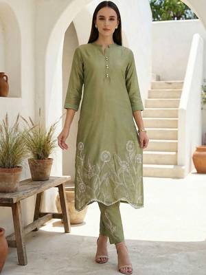 Women Floral Embroidered Regular Thread Work Kurta with Trousers 3