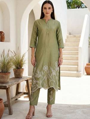 Women Floral Embroidered Regular Thread Work Kurta with Trousers 4