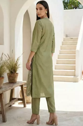 Women Floral Embroidered Regular Thread Work Kurta with Trousers