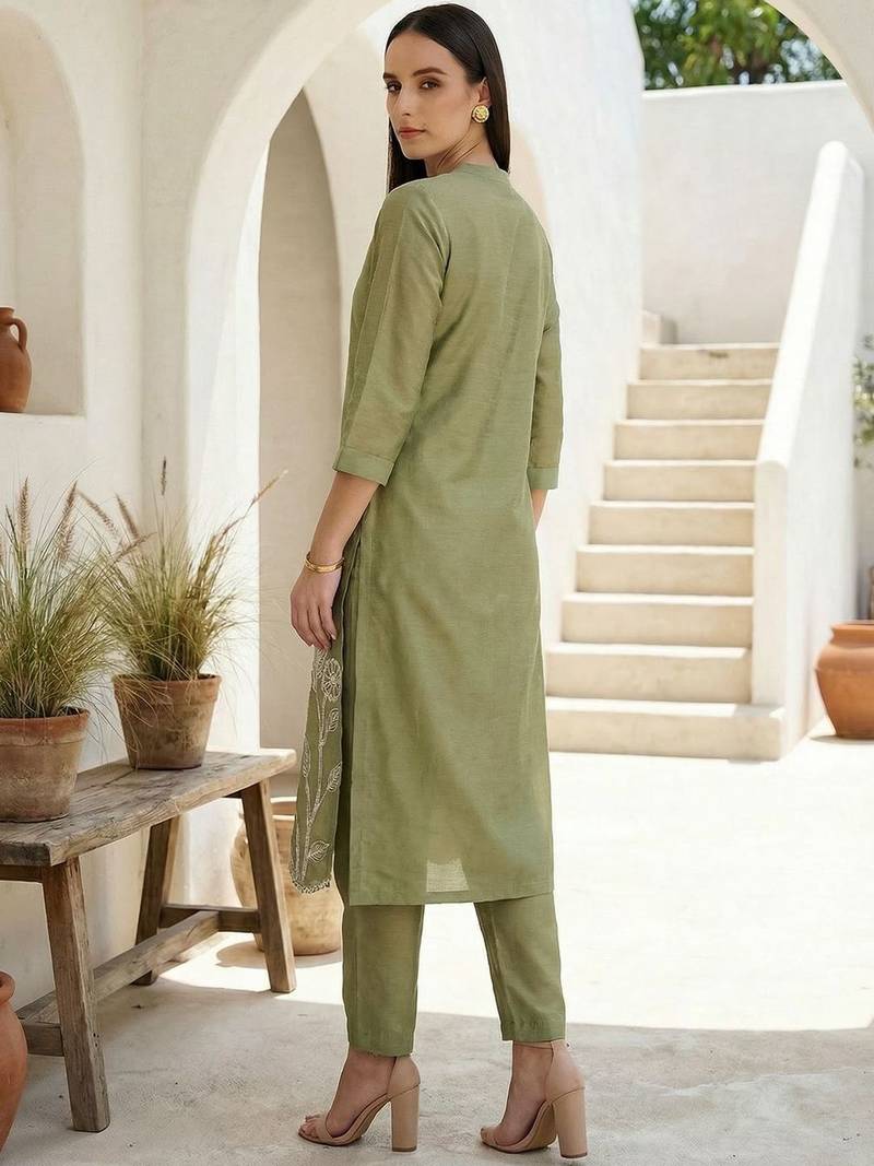 Women Floral Embroidered Regular Thread Work Kurta with Trousers