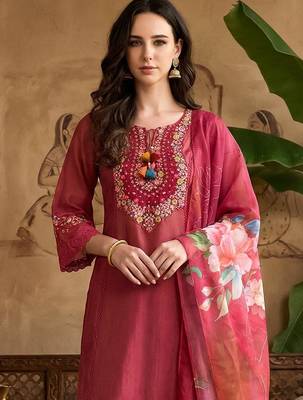 Women Floral Embroidered Regular Thread Work Kurta with Trousers & With Dupatta 2