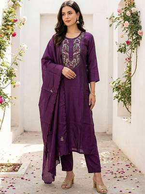 Women Floral Embroidered Regular Thread Work Kurta with Trousers & With Dupatta 1