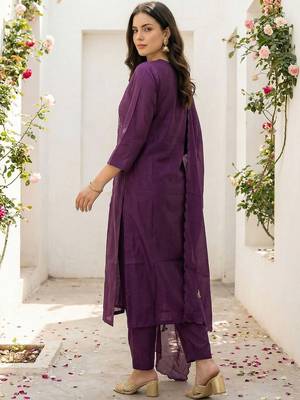 Women Floral Embroidered Regular Thread Work Kurta with Trousers & With Dupatta 3