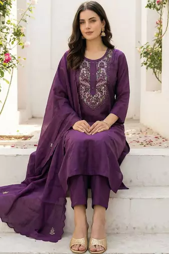 Women Floral Embroidered Regular Thread Work Kurta with Trousers & With Dupatta