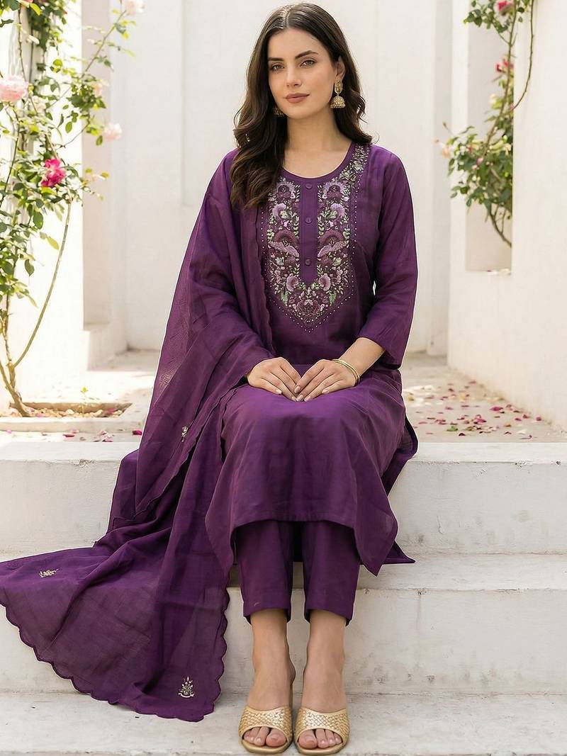 Women Floral Embroidered Regular Thread Work Kurta with Trousers & With Dupatta