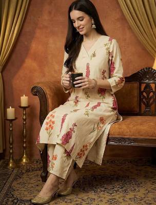 Women Floral Printed Regular Kurta with Trousers 5