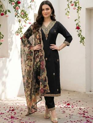 Women Floral Embroidered Regular Thread Work Kurta with Trousers & With Dupatta 1