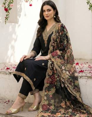 Women Floral Embroidered Regular Thread Work Kurta with Trousers & With Dupatta 2