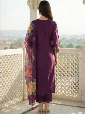 Women Floral Embroidered Regular Thread Work Liva Kurta with Trousers & With Dupatta 4