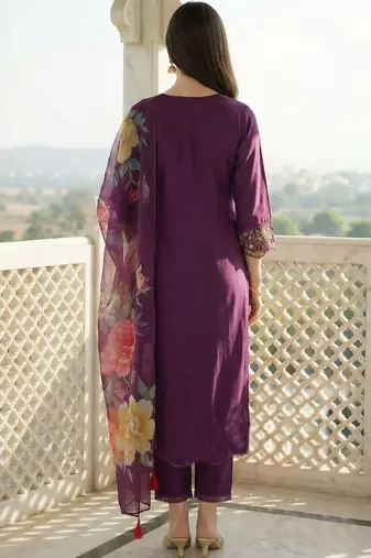 Women Floral Embroidered Regular Thread Work Liva Kurta with Trousers & With Dupatta