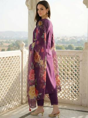 Women Floral Embroidered Regular Thread Work Liva Kurta with Trousers & With Dupatta 5