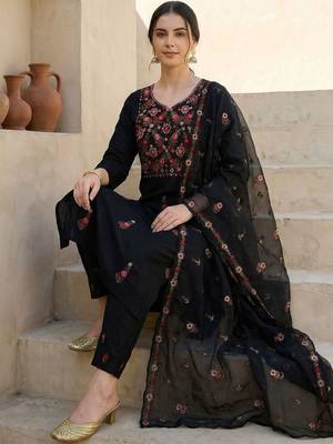 Women Floral Embroidered Regular Thread Work Kurta with Trousers & With Dupatta 4