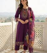 Women Floral Embroidered Regular Thread Work Liva Kurta with Trousers & With Dupatta