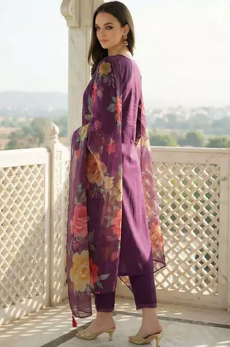 Women Floral Embroidered Regular Thread Work Liva Kurta with Trousers & With Dupatta