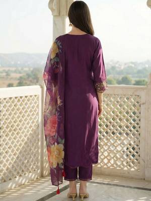 Women Floral Embroidered Regular Thread Work Liva Kurta with Trousers & With Dupatta 4